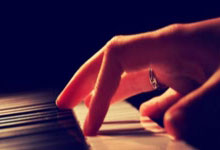 法国球员姆巴佩荣获欧洲金球奖，个人全面实力受肯定